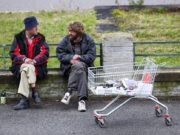 Povertà assoluta per quasi 5 milioni di persone. E in Italia pagano i giovani