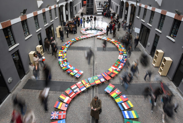 gran-premio-di-monza-larte-in-pole-position-con-la-bandiera-del-mondo