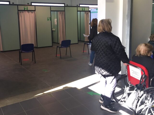 caos-vaccini-scontro-tra-regioni-sul-mix-astrazeneca-pfizer-moderna