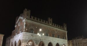 piazza-cavalli-al-grido-di-allah-akbar-ferisce-due-persone-e-semina-il-panico-ad-hallowen