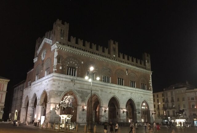 piazza-cavalli-al-grido-di-allah-akbar-ferisce-due-persone-e-semina-il-panico-ad-hallowen