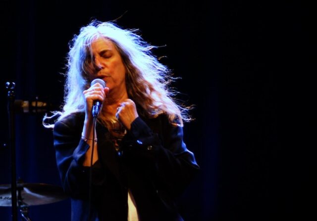 patti-smith-per-il-maltempo-il-concerto-si-terra-allinterno-della-basilica-di-santa-maria-di-campagna