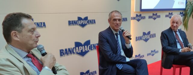 cottarelli-con-chimere-pieno-di-pubblico-a-palabancaeventi-piacenza