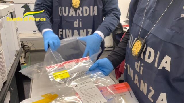 finanza-di-piacenza-sequestra-negli-usa-droghe-sintetiche-per-un-milione-di-dollari