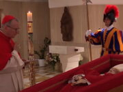 Papa Francesco: i funerali sul sagrato di San Pietro, le visite dei fedeli e… papa-francesco-funerali-visite-dei-fedeli-e