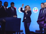 Giorgia Meloni al centro dei giochi, tra balletti napoletani, elogi dall’estero e tensioni col Quirinale… meloni-al-centro-dei-giochi-tra-balletti-elogi-dallestero-e-tensioni-col-quirinale