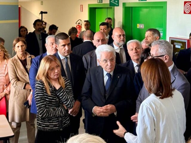auto-sulla-folla-a-modena-presidente-mattarella-e-premier-meloni-visitano-i-feriti